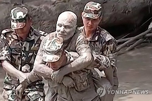 네팔 대홍수 후 구조된 생존자