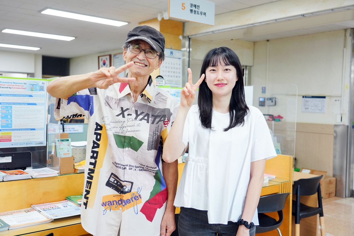 폭염 속 지팡이 짚고 구청 찾은 어르신…