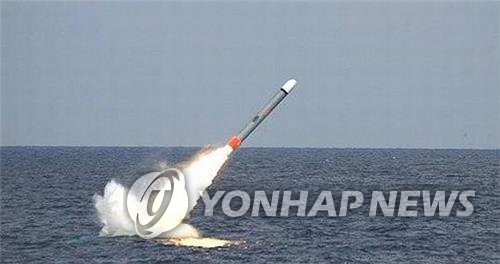 잠수함서 발사되는 토마호크 순항미사일