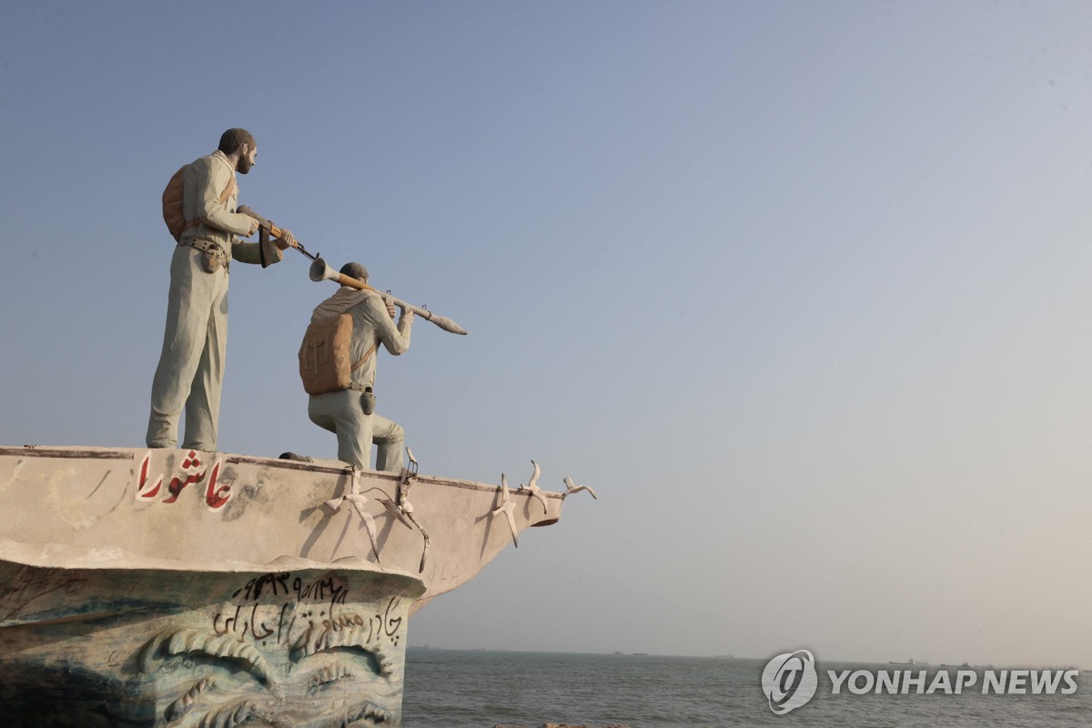 이란 남부 반다르압바스 해안가에 설치된 이란군 조각상의 모습
