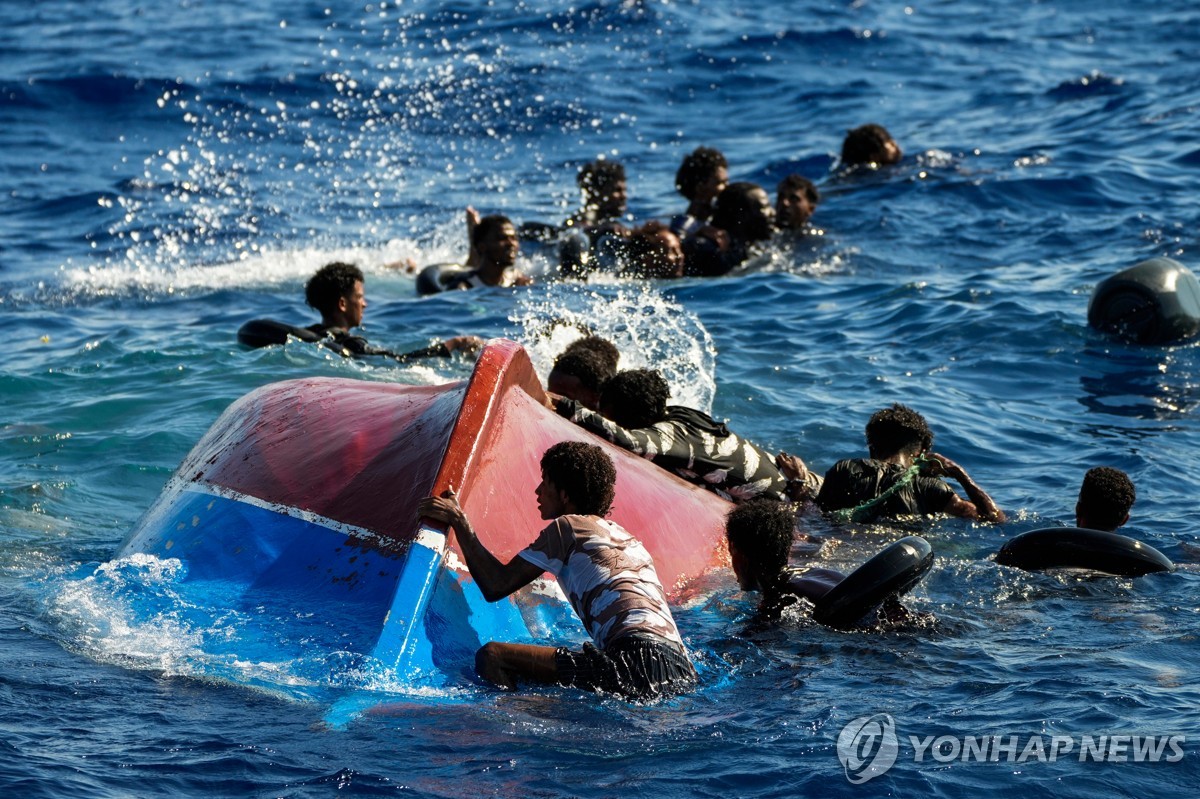 이탈리아 람페두사섬 앞 난민 구조