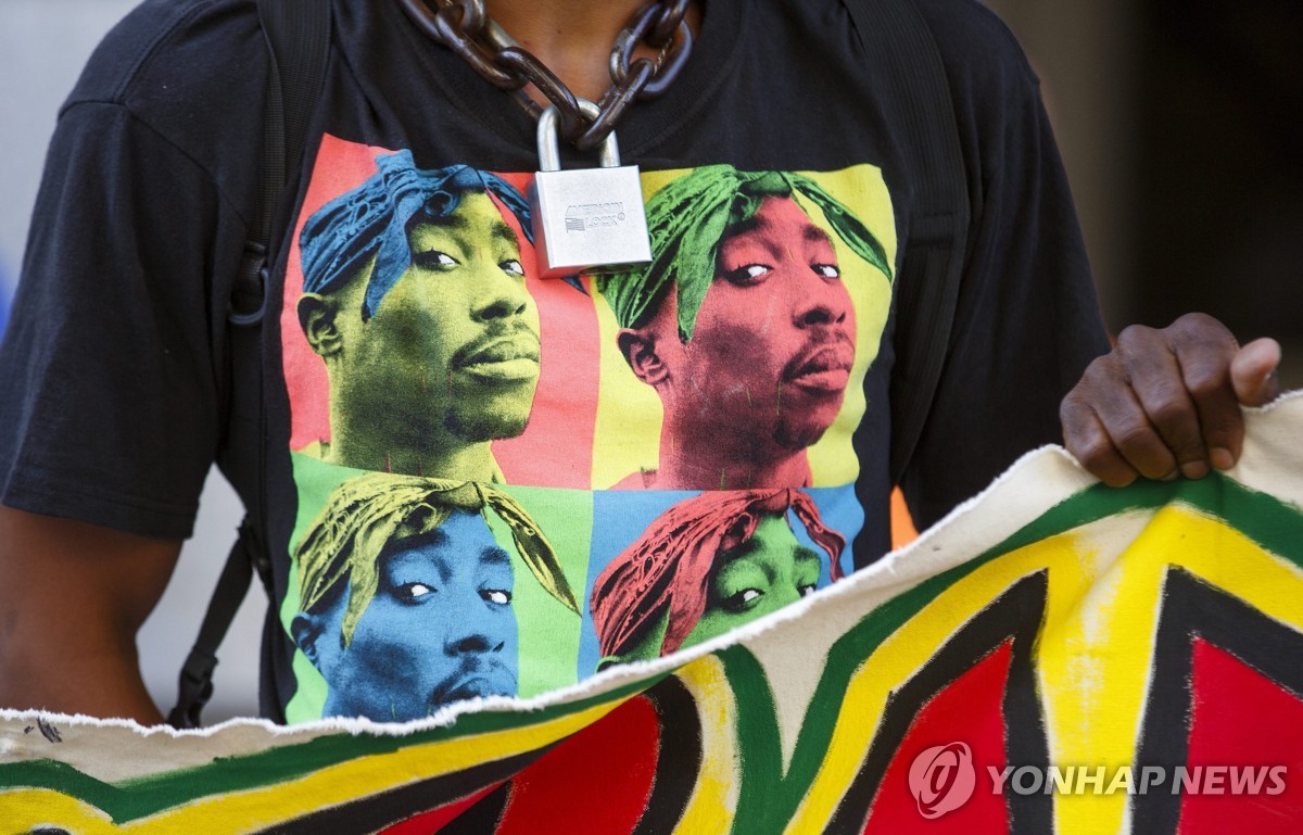투팍 얼굴이 그려진 티셔츠