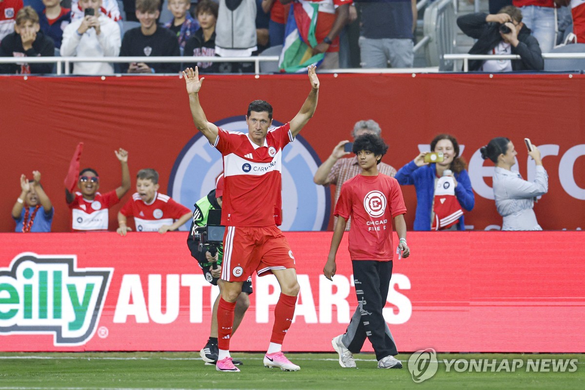 홈 팬들에게 손을 흔드는 로베르토 레반도프스키