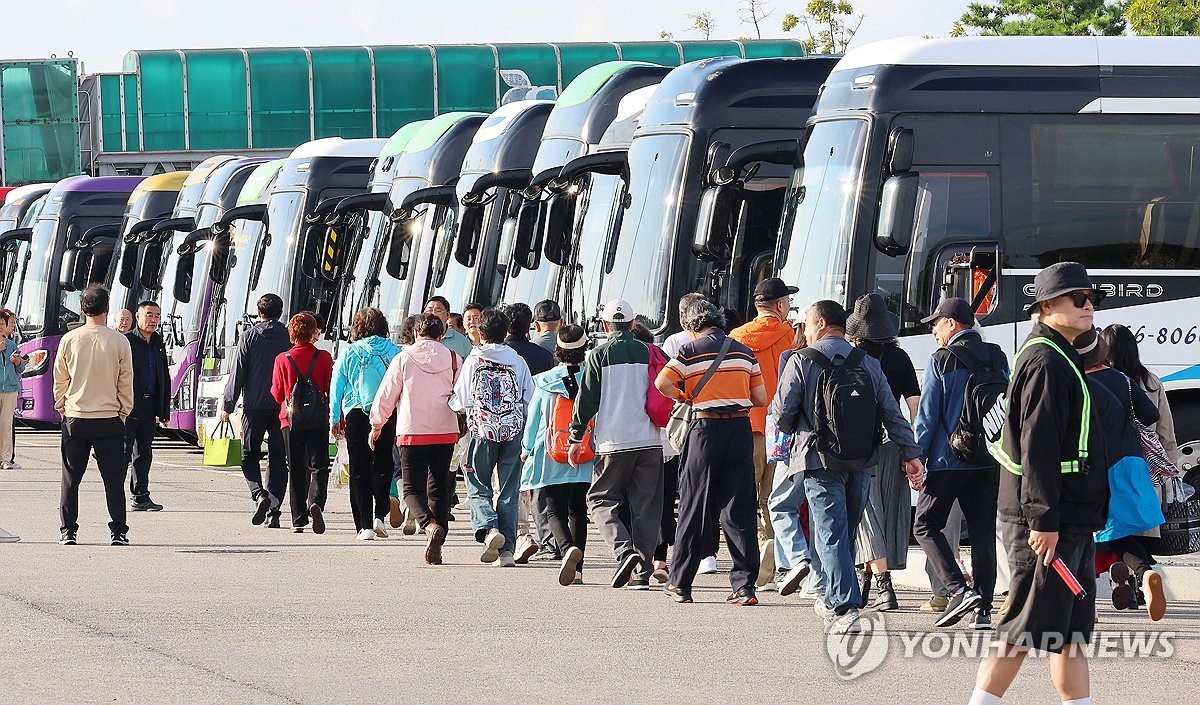 지난해 인천항 크루즈 터미널에서 버스로 향하는 중국인 단체 관광객들