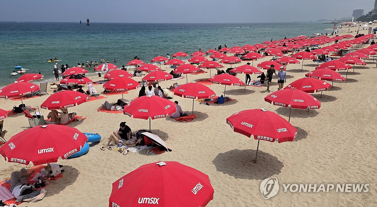 피서객 기다리는 백사장의 파라솔