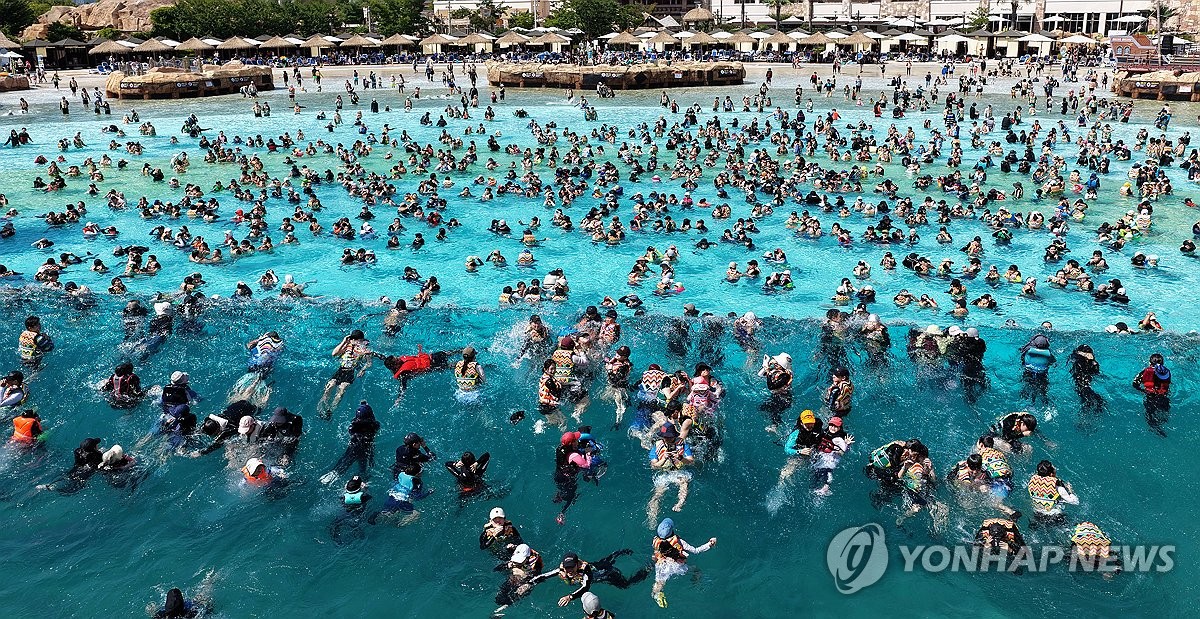 폭염 속 물놀이장 인파