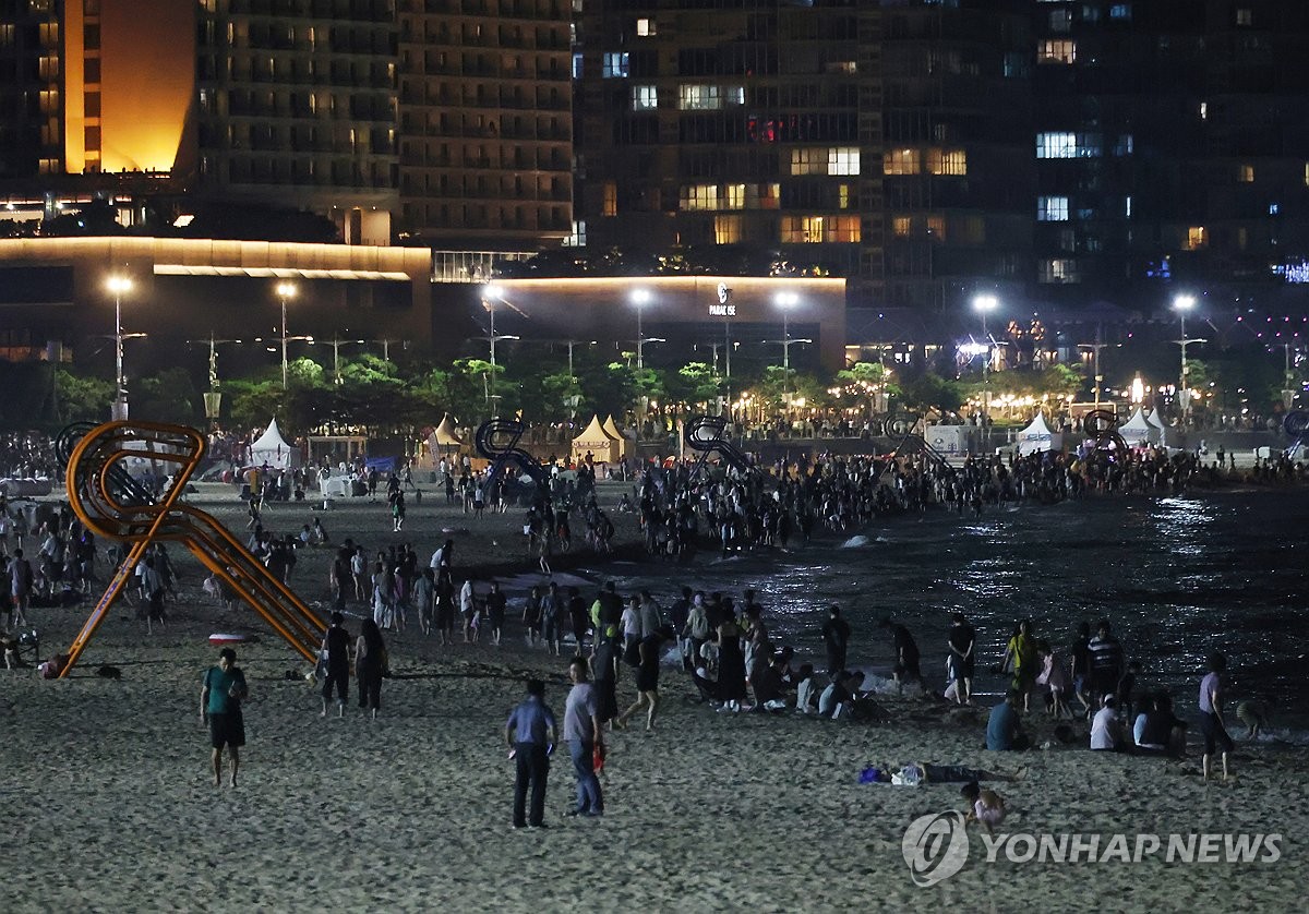 열대야 속 더위 잊는 부산 시민들