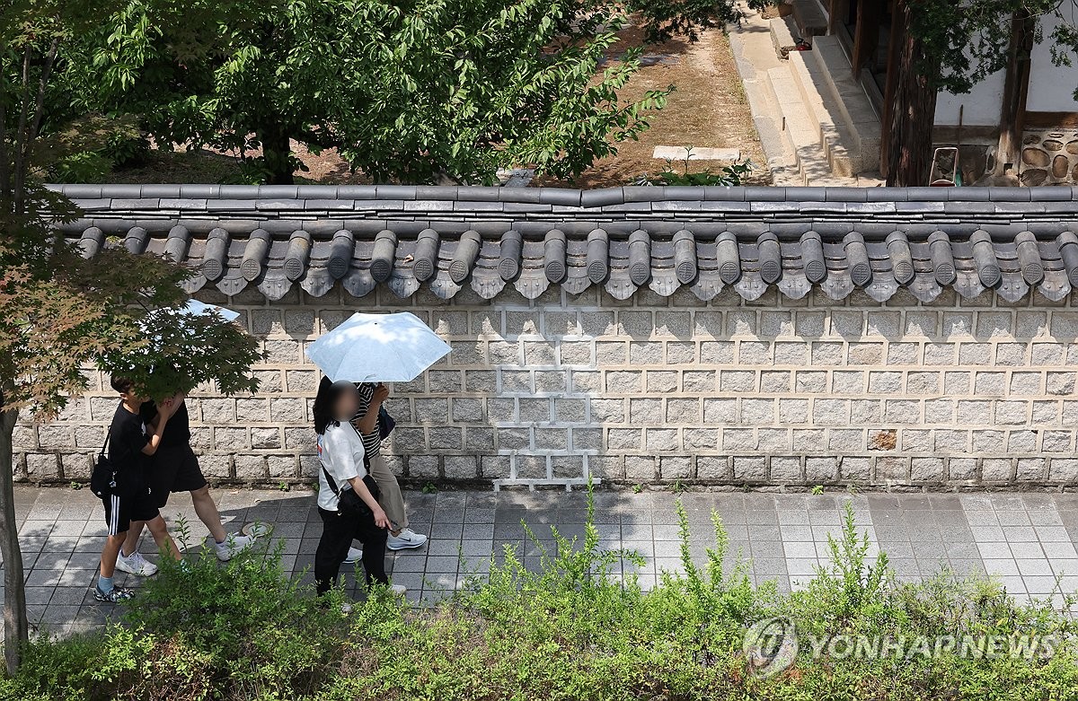 양산 쓰고 걷는 한옥길