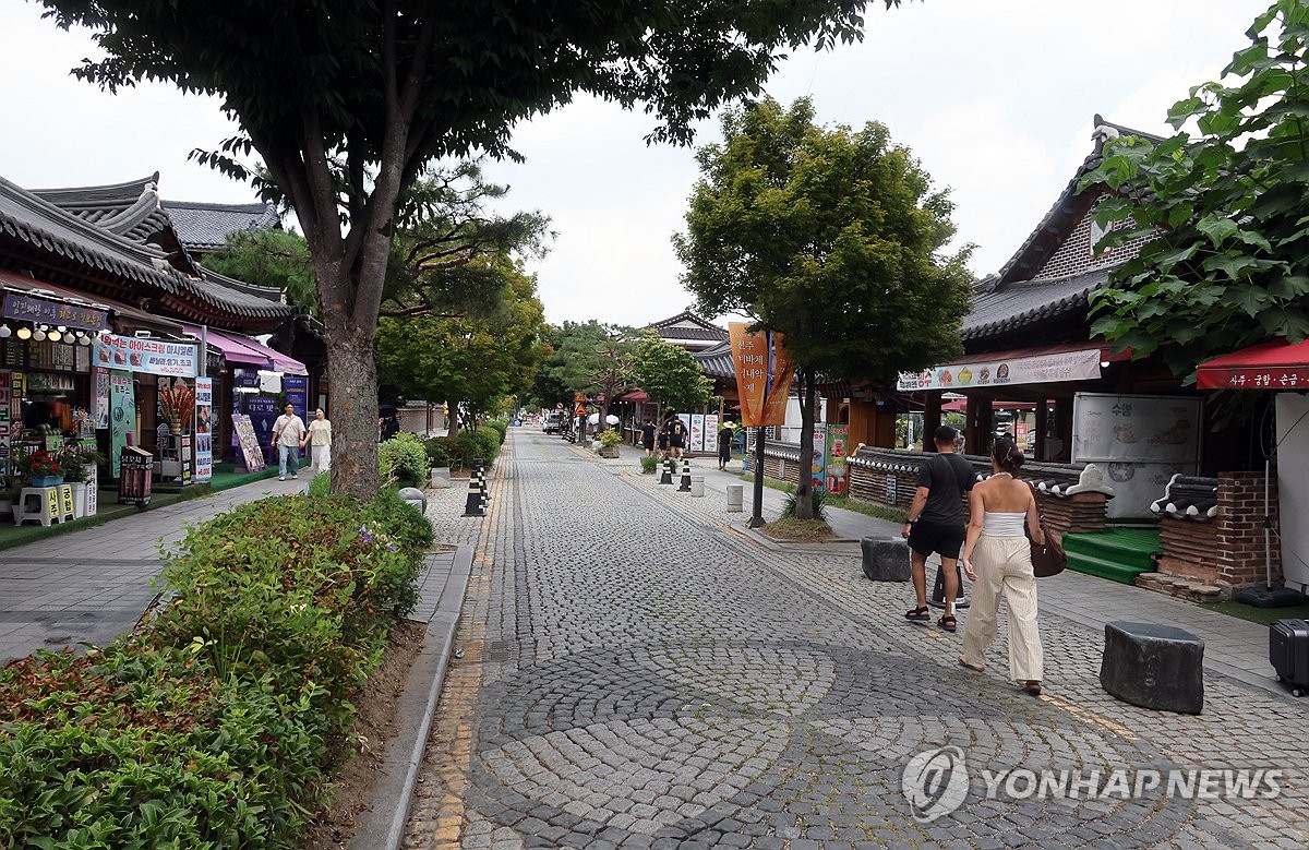 폭염에 한산한 전주한옥마을