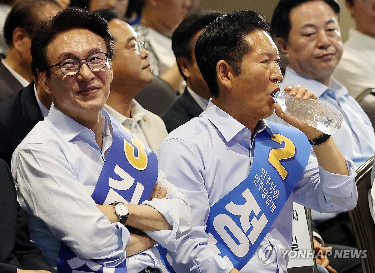 나란히 자리한 김민석·정청래 당 대표 후보