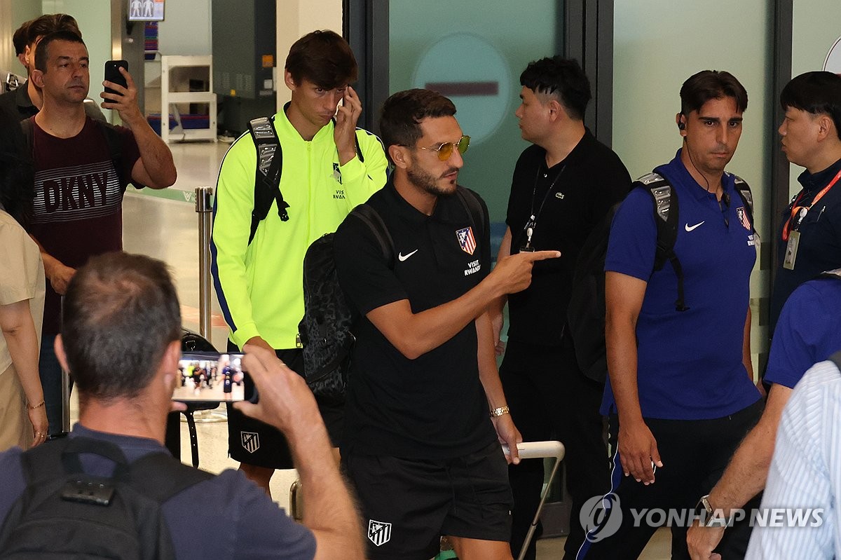 한국 도착한 AT마드리드 코케