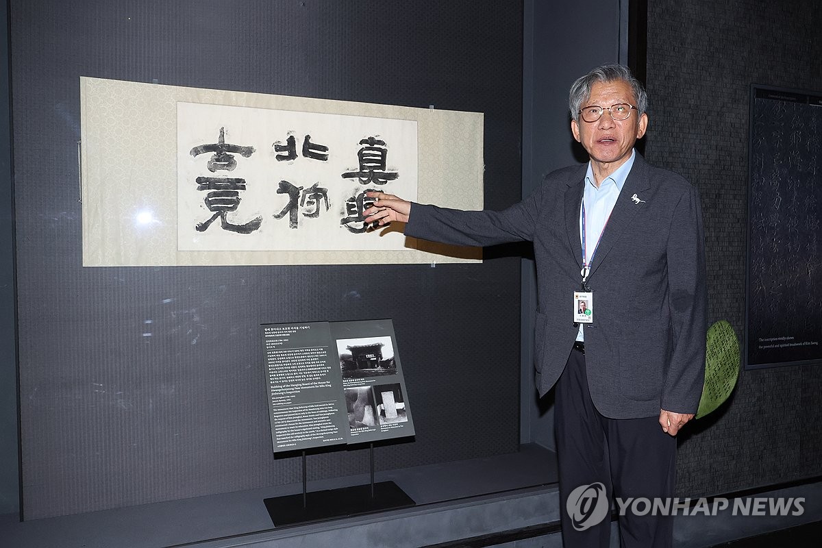 설명하는 유홍준 관장