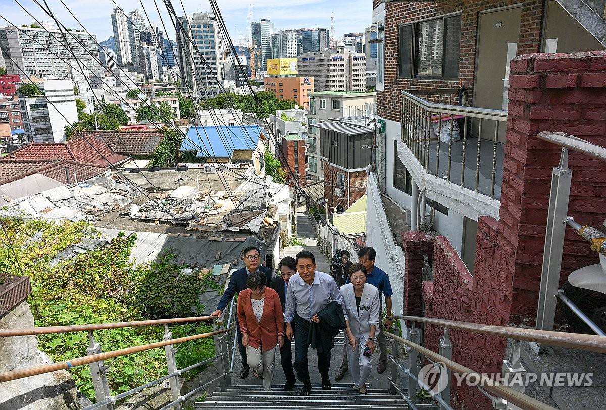 서계·청파동 일대 정비사업 현장 둘러보는 오세훈 서울시장