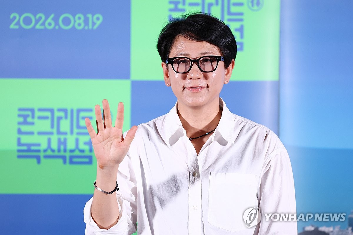 포즈 취하는 이성민 감독