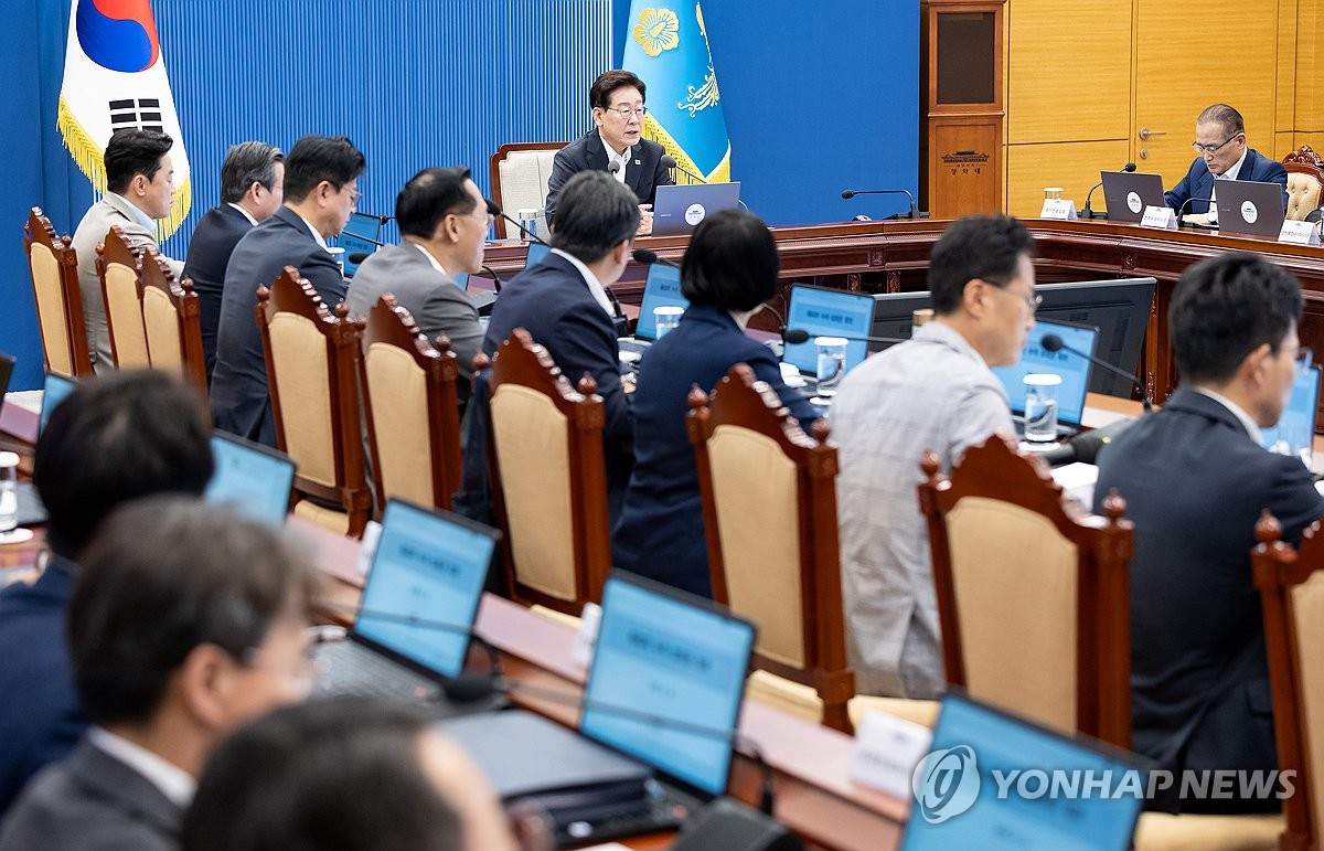 수석보좌관회의 주재하는 이재명 대통령