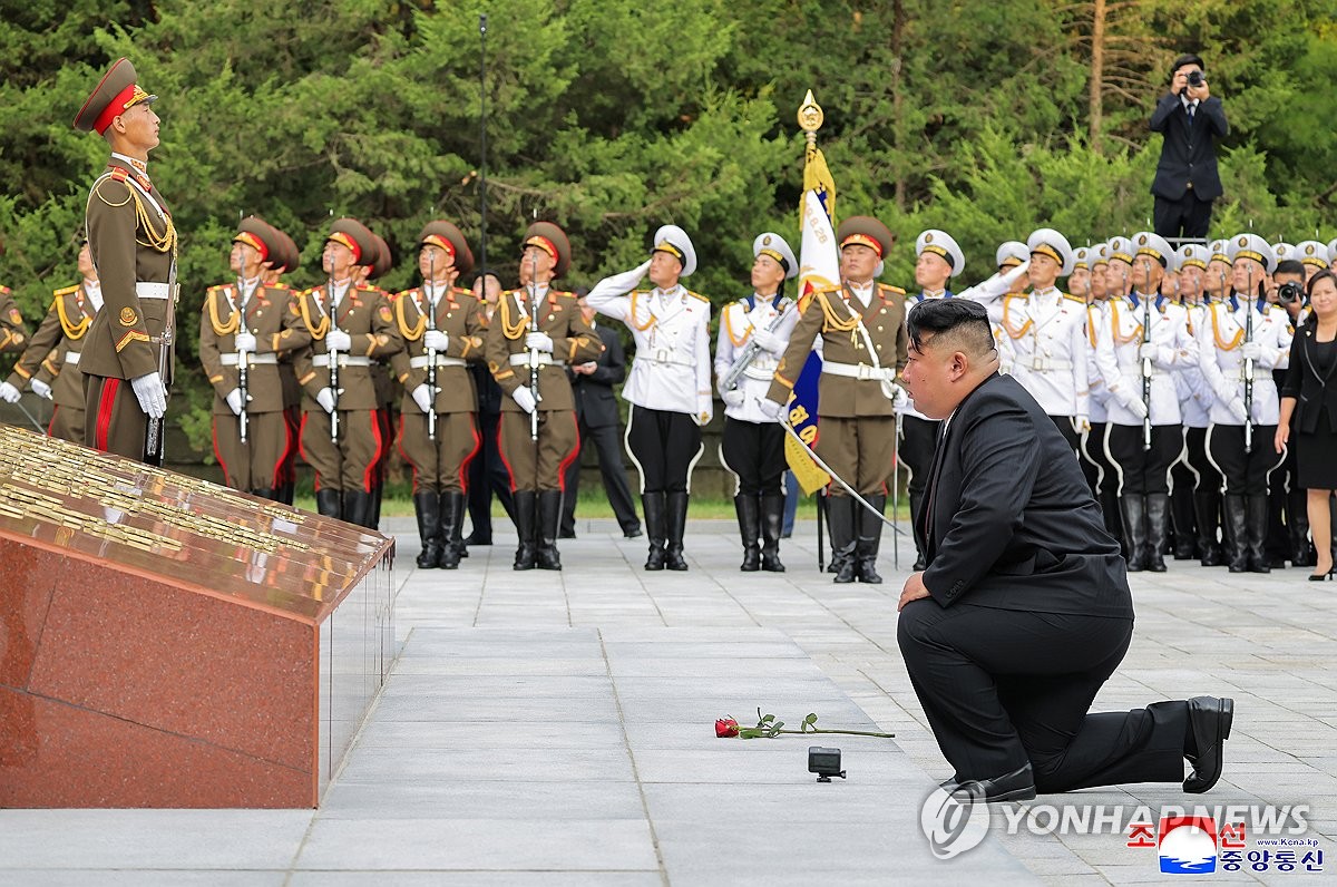 김정은, 광복 81주년 대성산혁명열사릉·항일혁명열사추모비 참배