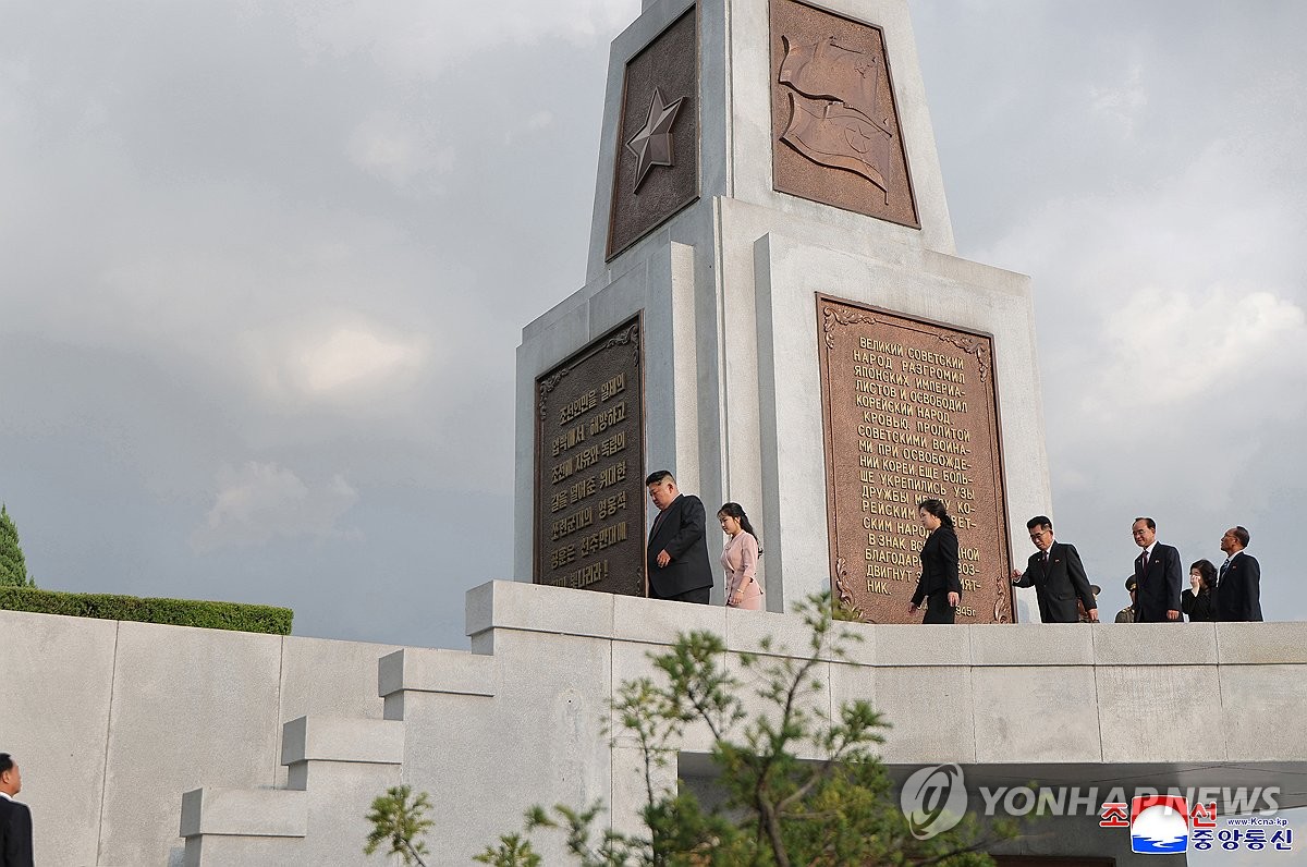북한 김정은, 광복 81주년 맞아 해방탑 참배