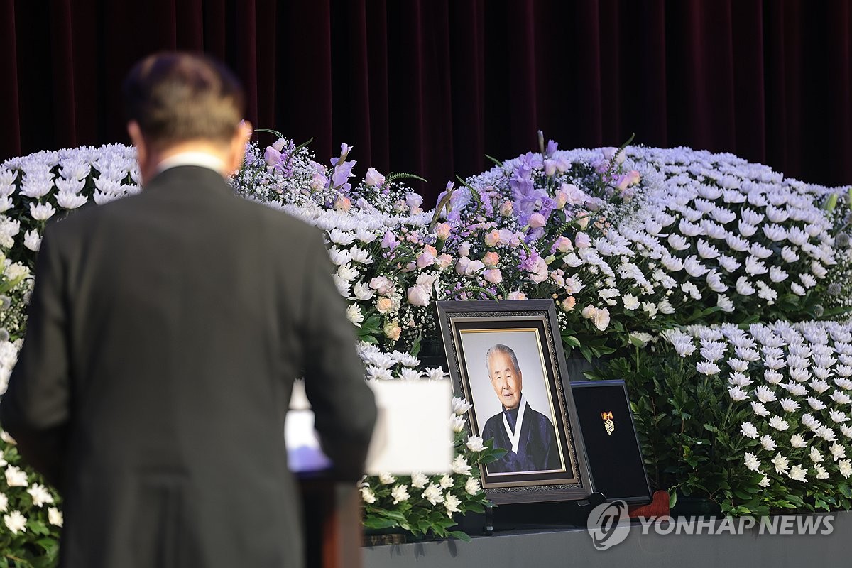 이석규 지사의 영현을 바라보며