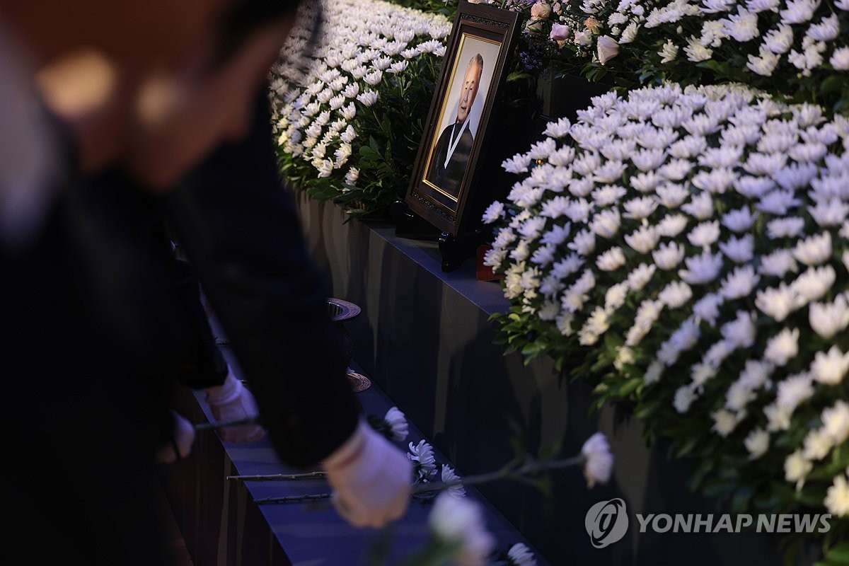 헌화하는 유족들
