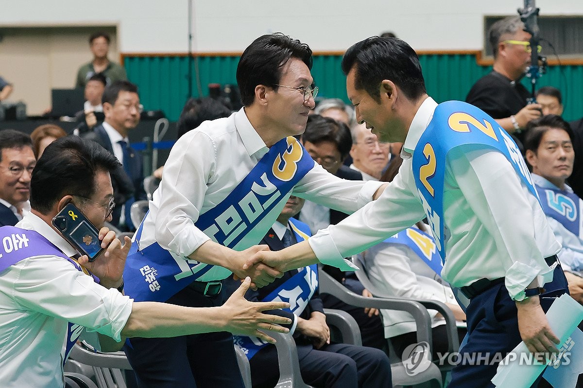 악수하는 민주당 김민석·정청래 당대표 후보