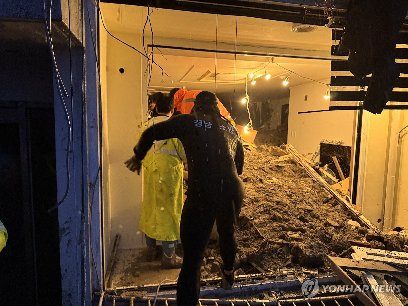 물폭탄 맞은 거제…주택가 산사태, 도로 침수