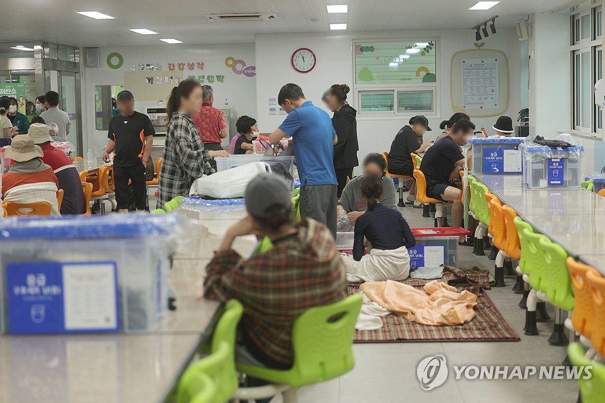 '기약 없는 기다림'…거제 산사태 아파트 주민 대피소