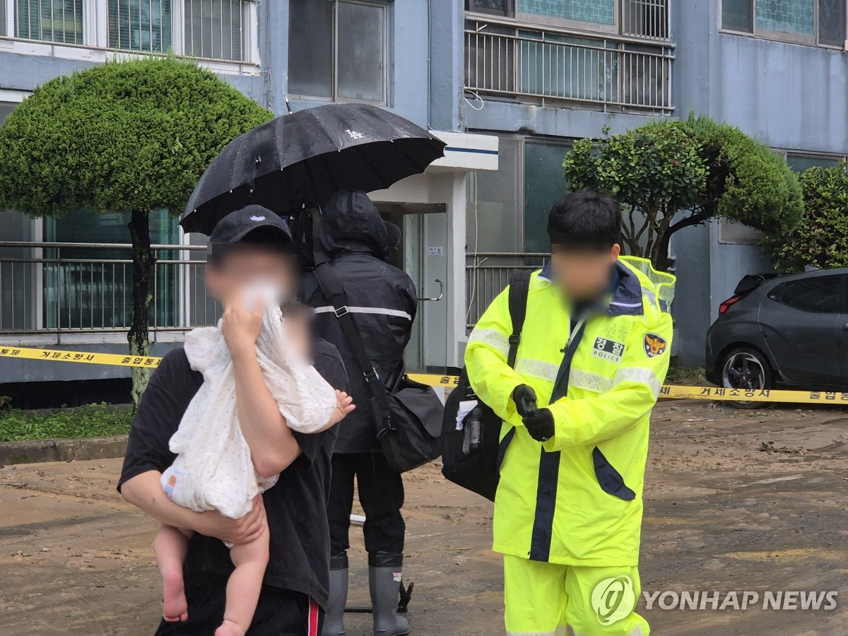 거제 산사태에 아기 안고 대피하는 주민