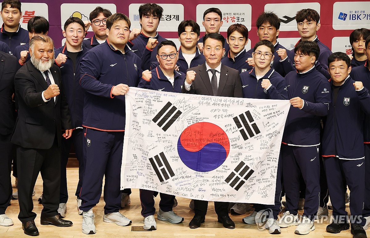 기념촬영하는 레슬링 국가대표