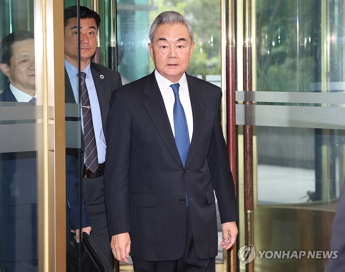 외교부 들어서는 왕이 중국 외교부장