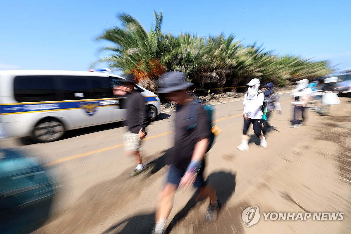 시신발견 장소 옆 지나는 도보여행자들