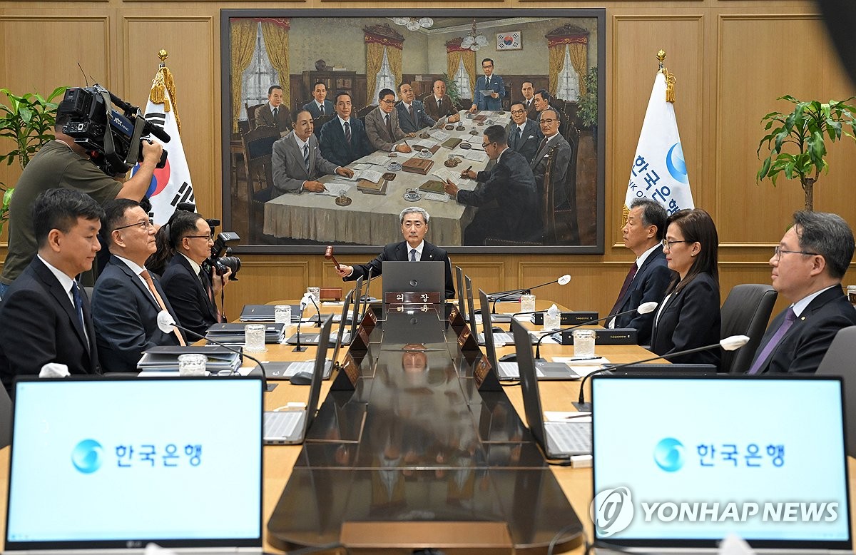 금통위, 의사봉 두드리는 신현송 한국은행 총재
