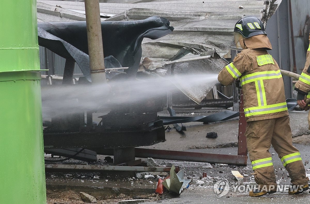 진화 작업 벌이는 소방대원들