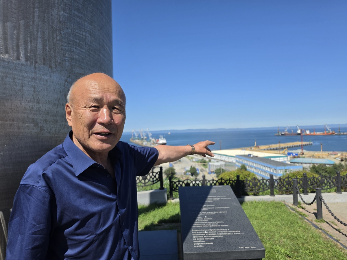 강제징용-재징용 역사의 사할린 코르사코프 항구 가리키는 강제징용 후손 오정대 씨