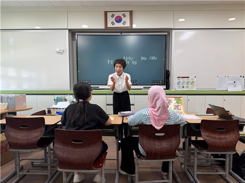 이주배경학생들에게 한국 학교 시스템 설명하는 교사
