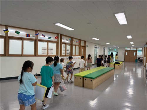 오전 수업 마치고 이동하는 청주 봉명초등학교 이주배경학생들