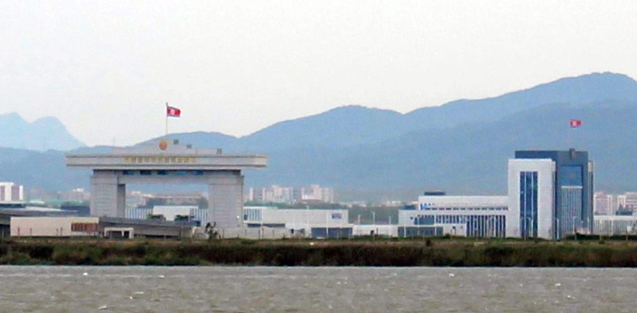 중국쪽에서 바라본 북한 신압록강대교 입구