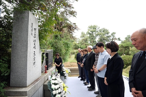 추모제 참석한 추미애 경기도지사