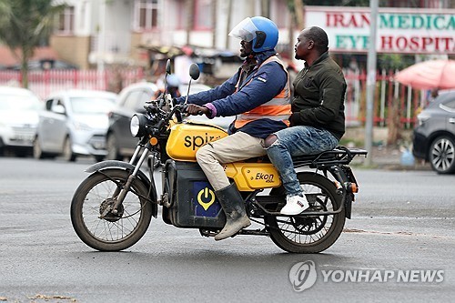 케냐 수도 나이로비의 영업용 전기 오토바이