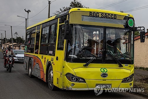 케냐 수도 나이로비를 달리는 전기 버스