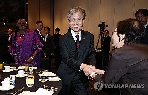 곽배희 한국가정법률상담소장과 인사하는 대법원장