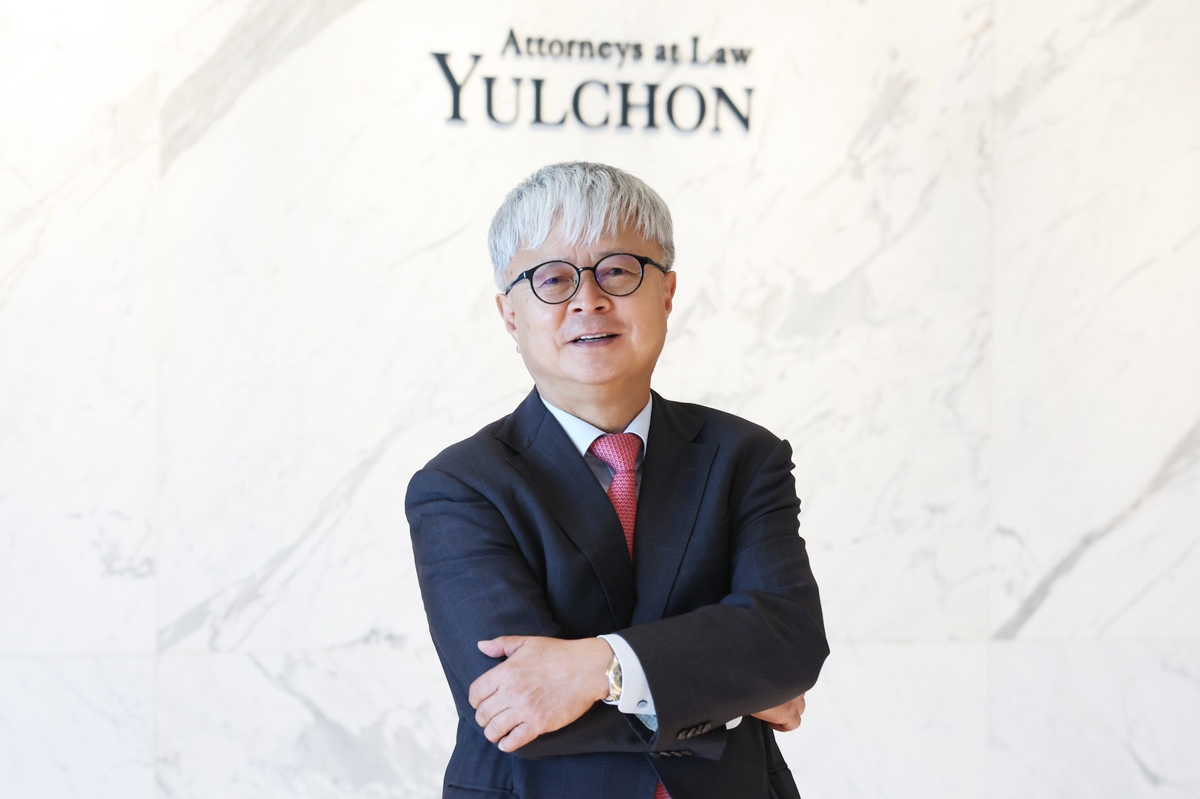 인터뷰하는 강석훈 율촌 대표변호사