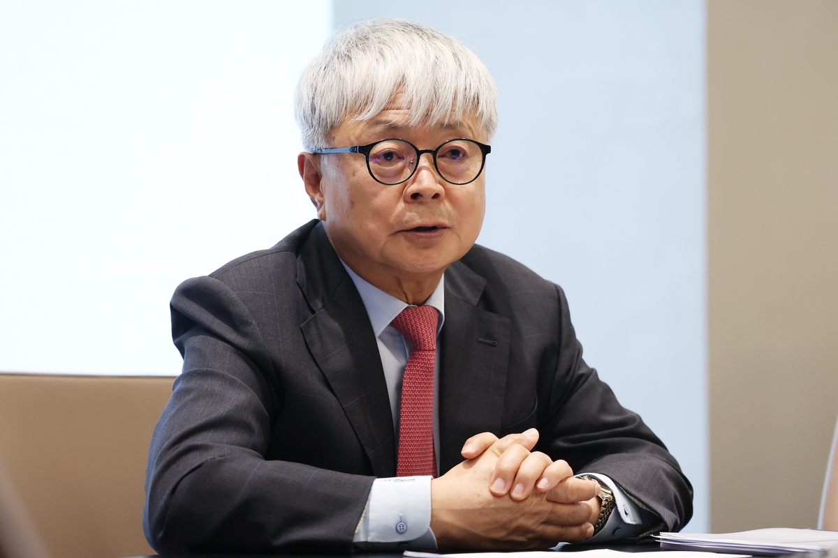 인터뷰하는 강석훈 율촌 대표변호사