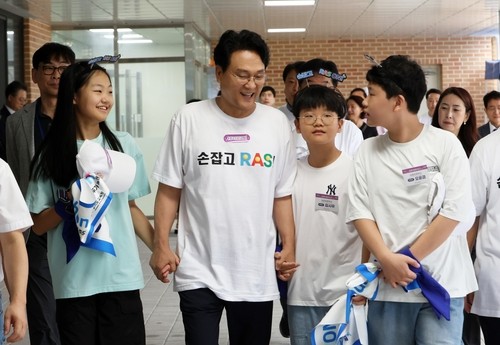 문예체 RAS(Reading·Art·Sports) 교육 중인 성남 하원초를 방문한 안민석 교육감