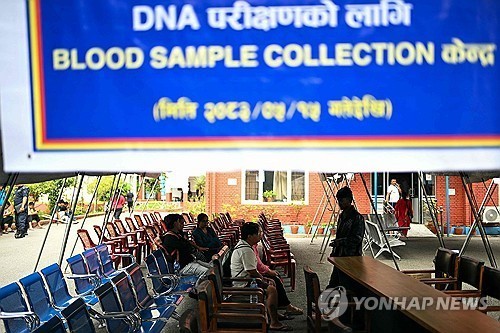 네팔 경찰 병원서 DNA 채취 기다리는 실종자 가족들 