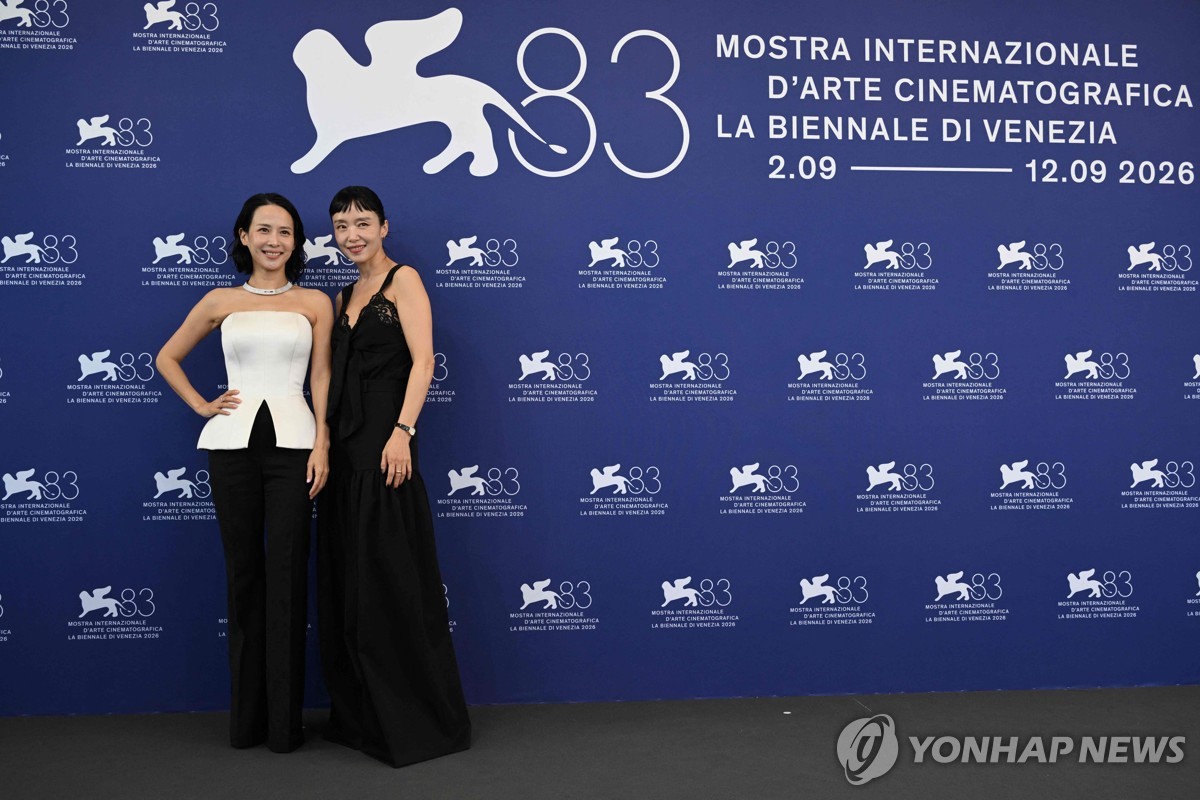 베네치아영화제 포토콜 나선 '가능한 사랑' 주연배우들