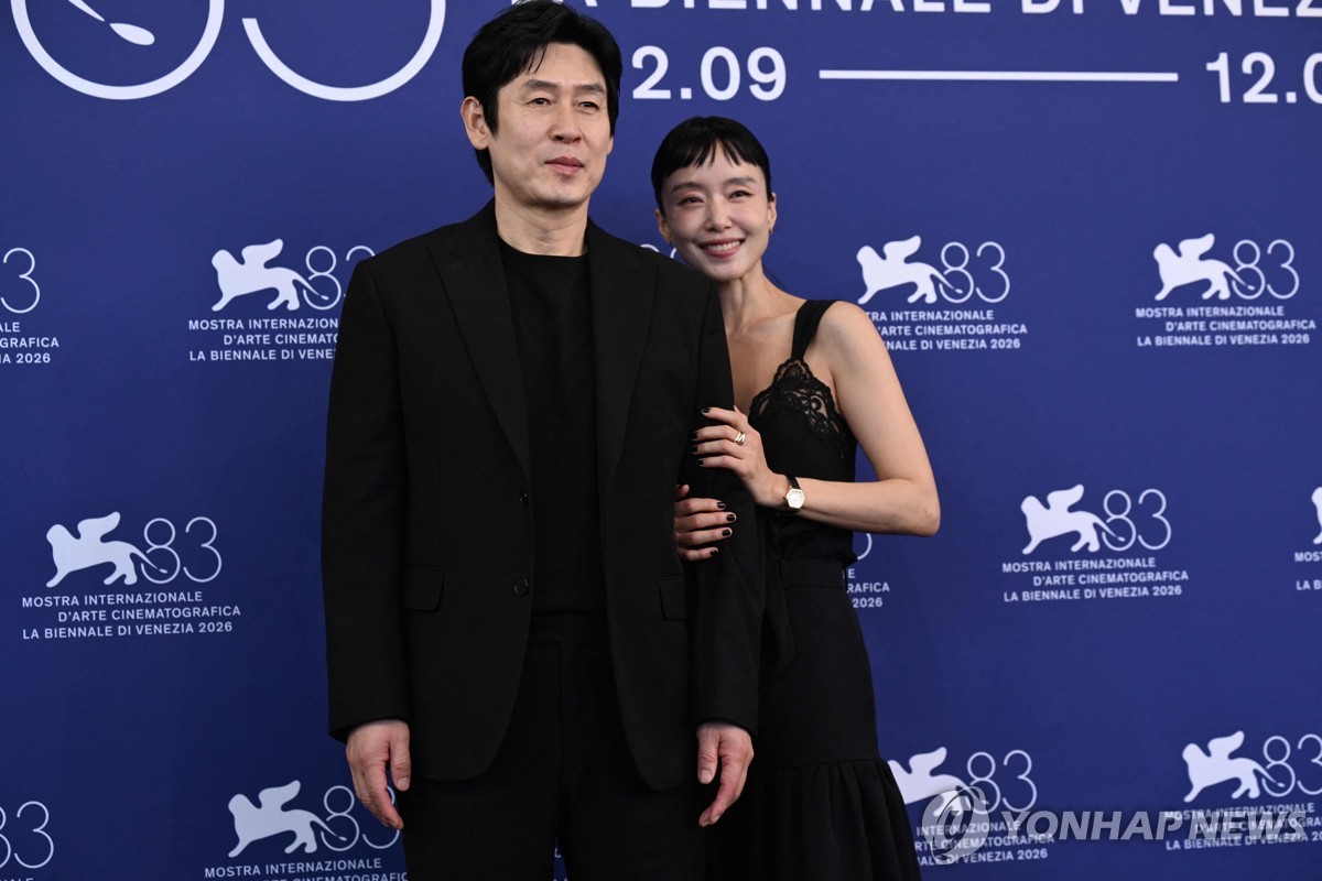 베네치아영화제 포토콜 나선 '가능한 사랑' 주연배우들