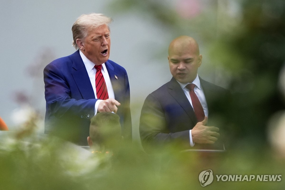 도널드 트럼프 미국 대통령과 월트 노타 대통령 집무실 운영 국장
