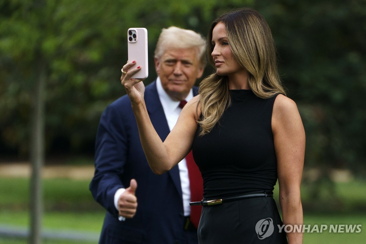 도널드 트럼프 미국 대통령과 마고 마틴 언론보좌관