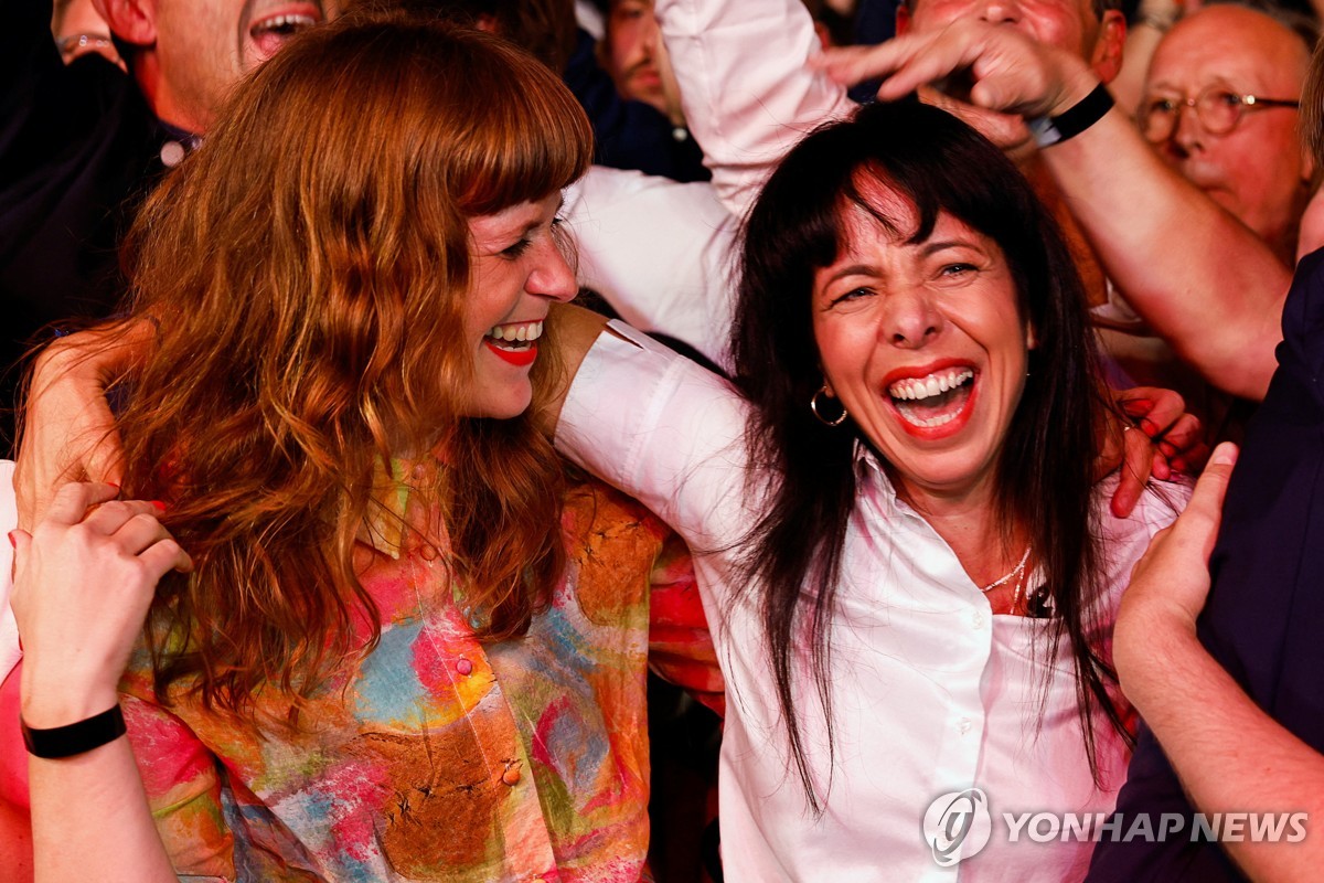 좌파당 베를린 시장 후보 엘리프 에랄프(오른쪽)