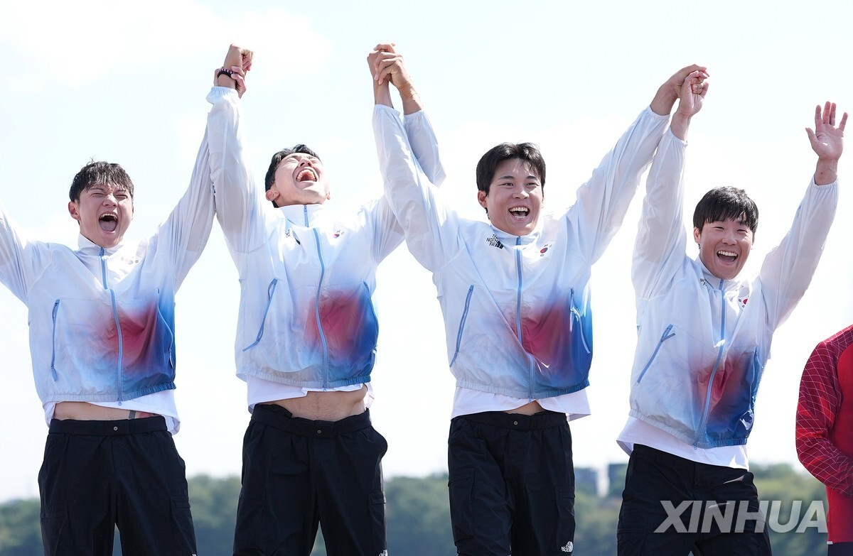 남자 카약 4인승(K4) 500ｍ 첫 금메달의 기쁨 만끽하는 베테랑 조광희(맨 오른쪽)